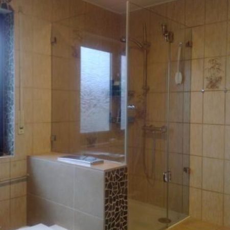 Badezimmer mit Glasdusche
