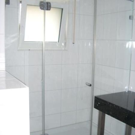 Dusche mit Glastüren