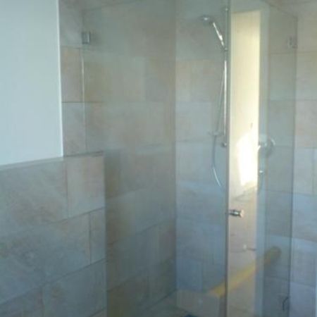 Dusche mit Fliesen