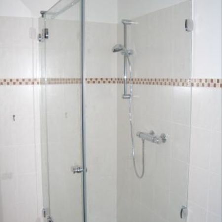Dusche mit Glaswänden