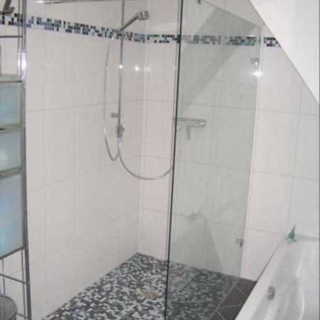 Duschwand mit Regendusche