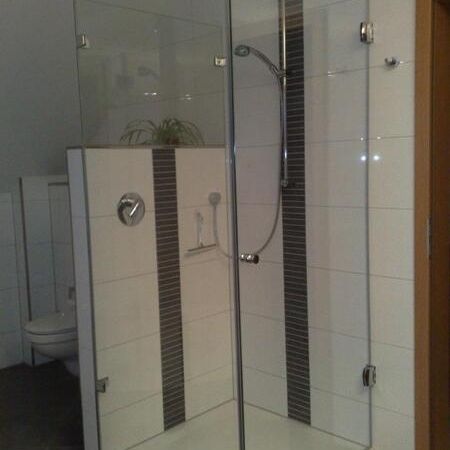 Moderne Dusche mit Glastüren