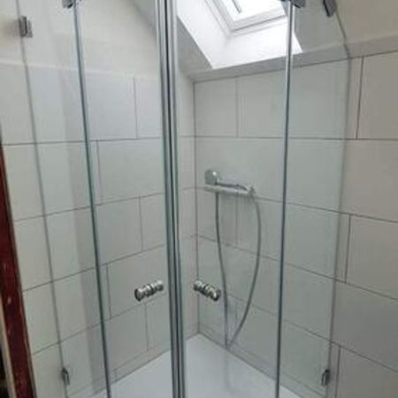 Moderne Dusche mit Glastüren