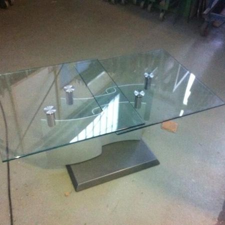 Glastisch auf 2 Ebenen