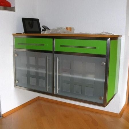 Glastüren an einem Hängeschrank